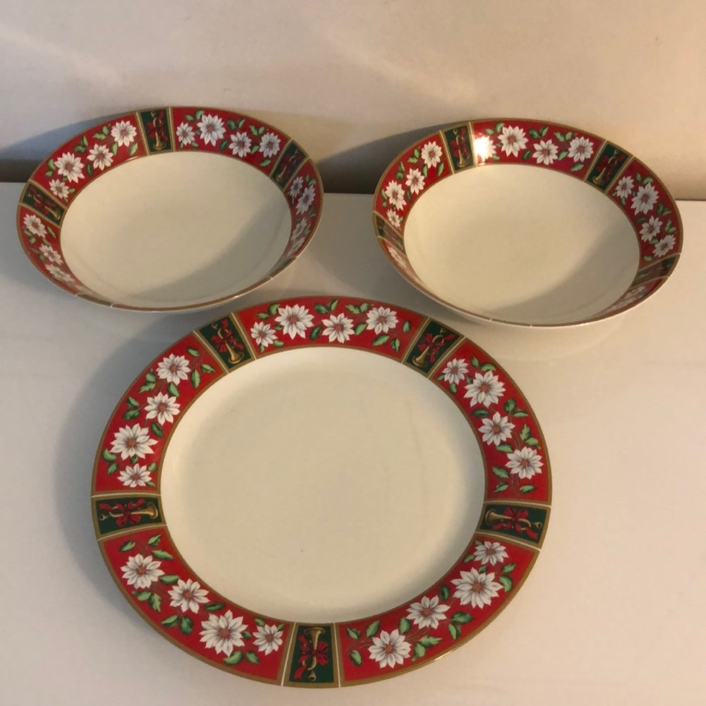 Christmas serving platter & two matching bowls